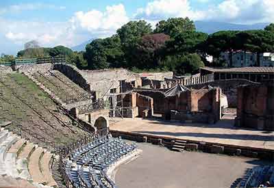 Pompeje - widok na Wielki Teatr, fot. Radomil, licencja GFDL