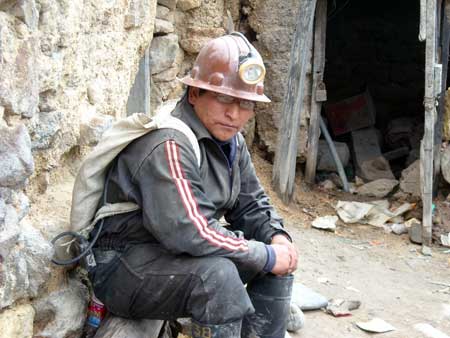 Górnik przed wejściem do kopalni
