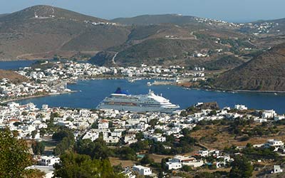 Statek wycieczkowy zacumowany w porcie Skala na Patmos.