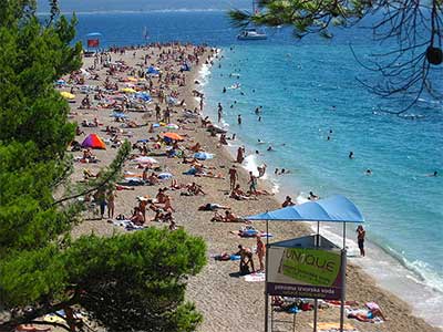 Plaża w miejscowości Makarska w Chorwacji, fot.wikimedia.org.