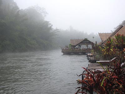 Poranna mgła nad rzeką Kwai.