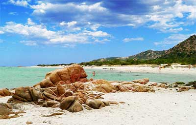 Przepiękna plaża Berchida na Sardynii (fot. sardinianbeaches.com).
