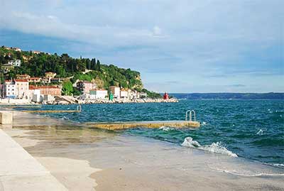 Betonowa plaża w miejscowości Piran nad Adriatykiem, fot. wikimedia.org/someone10x, licencja CC BY 2.0