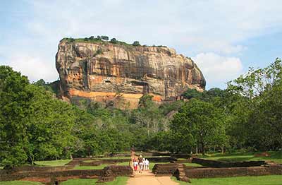 Sigiriya - widok na skałę, na której znajduje się stanowisko archeologiczne.