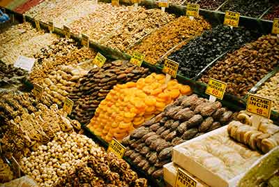 Stoisko z suszonymi owocami na bazarze w <a href='miejsce,stambul,159.html
'>Stambule</a>.