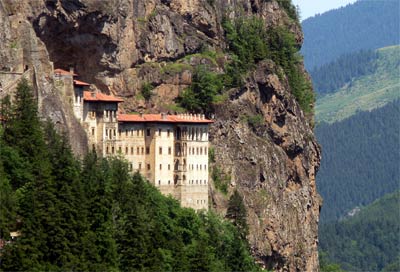 Widok na monastyr Sumela (fot. wikimedia.org)