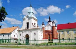 Brama-dzwonnica klasztoru; w tle cerkiew Zwiastowania Przenajświętszej Bogurodzicy