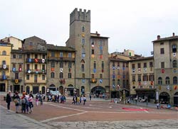 Krzywy plac Piazza Grande w Arezzo