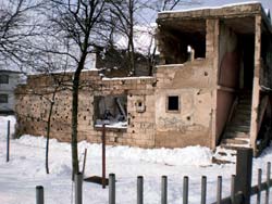 Ruiny domu w którym rozpoczyna się tunel