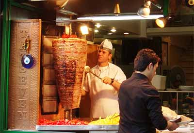Doner Kebab - jedna z najbardziej popularnych potraw kuchni tureckiej, fot. wikimedia.org/Shoestring, licencja CC-BY-SA-4.0-3.0-2.5-2.0-1.0