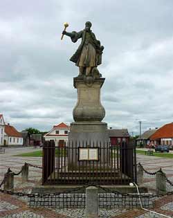 Pomnik hetmana Stefana Czarnieckiego na rynku w Tykocinie