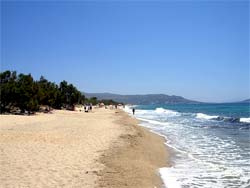 Piaszczysta plaża w Paralii na Riwierze Olimpijskiej (fot. naxos.gov.gr)