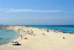 Jedna z malowniczych plaż na wyspie Formentera