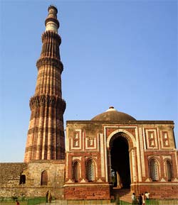 Minaret i mauzoleum w kompleksie Kutub Minar