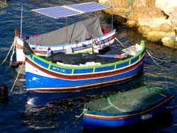 Malownicze łódki rybaków w wiosce Mgarr